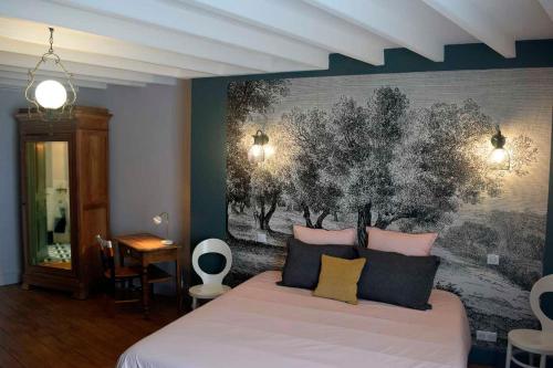 PamprouxChambres d'hôtes Coté Halles的一间卧室配有一张壁画床