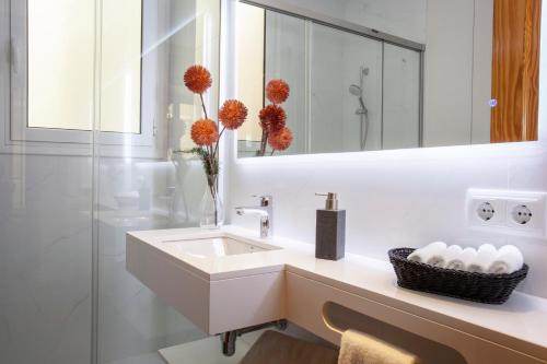 巴塞罗那BCNGOTIC 41的白色的浴室设有水槽和镜子