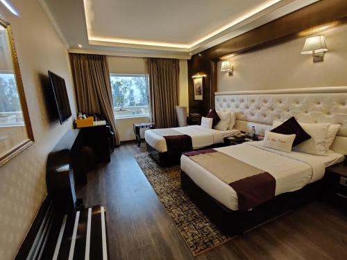 贾姆穆Zone by The Park, Jammu的酒店客房设有两张床和电视。