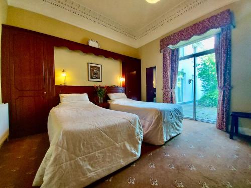 科克观景台小屋酒店的酒店客房设有两张床和窗户。