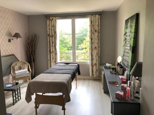 圣泰戈内克圣图格讷克客栈的一间卧室设有两张床和窗户。