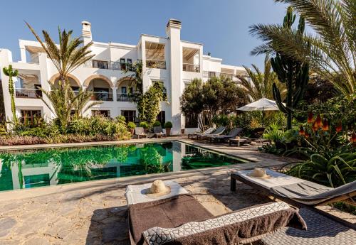 布兰奇别墅摩洛哥传统庭院住宅酒店内部或周边的泳池