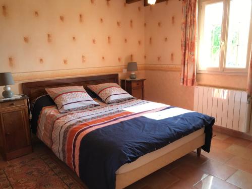 谢尔河畔圣乔治l'Ecrin au coeur des vignes的一间带床的卧室,位于带窗户的房间内
