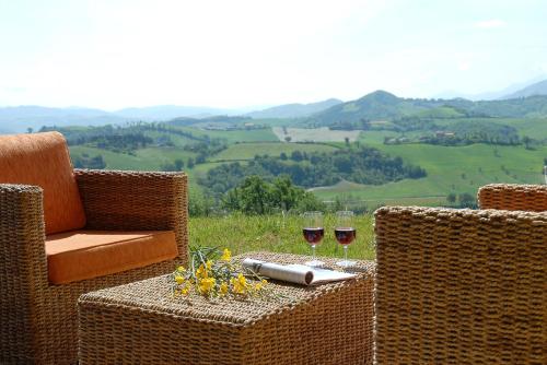 乌尔巴尼亚Sant'Angiolino的两杯酒坐在桌子上的藤椅上