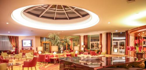 托马尔多斯丁帕鲁司酒店的大堂设有桌椅和天花板。