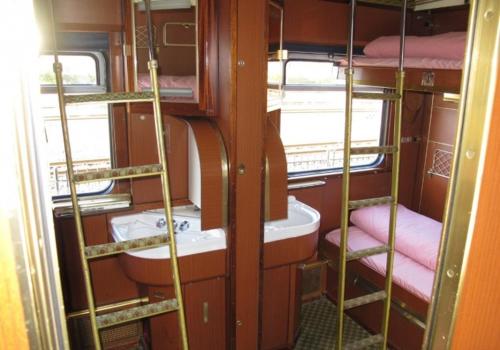 阿姆斯特丹阿姆斯特丹火车旅舍的一间设有双层床的房间和一个火车上的盥洗盆