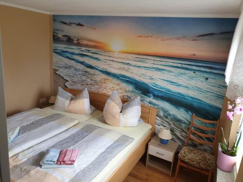 萨勒Ferienhaus Scheffler的一间卧室配有两张床,并画着海洋