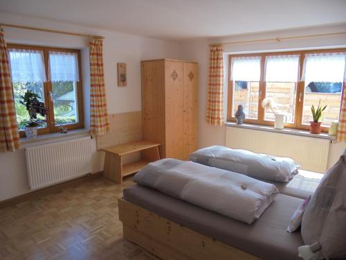 贝希特斯加登Ferienwohnung Haus Elisabeth, Ahornkaser的一间带两张床的卧室,位于带窗户的房间内