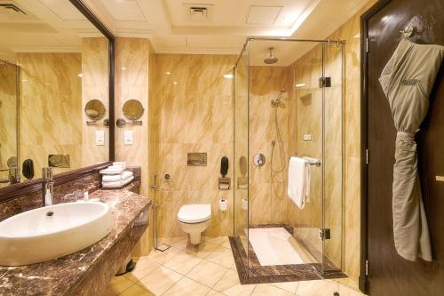 阿吉曼巴希阿治曼宫酒店 的一间带水槽、淋浴和卫生间的浴室