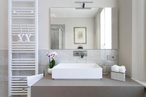 摩德纳casapalestro8#2的浴室设有白色水槽和镜子