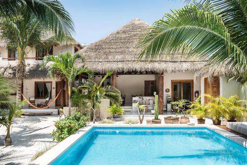 奥尔沃克斯岛Tierra del Mar Hotel - Adults Only的别墅前设有游泳池