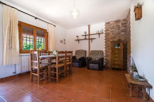 鲁比罗德莫拉Casa El Caminero的客厅配有桌椅