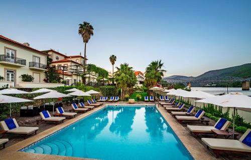 皮尼昂杜罗复古之家酒店的一个带躺椅和遮阳伞的游泳池
