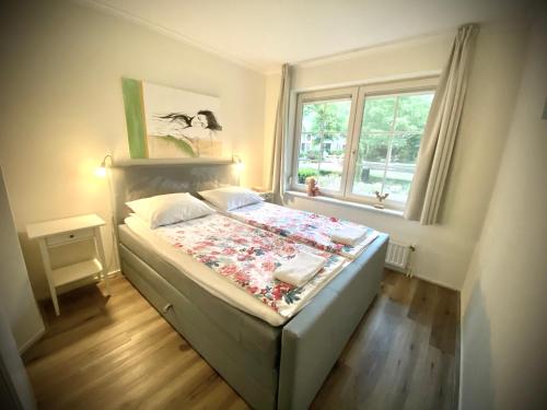 奈弗达尔De Bonte Specht的一间小卧室,配有一张带窗户的床