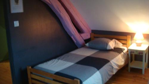Bessais-le-FromentalLes Gallerands的一间卧室配有一张带天蓬的床