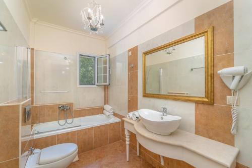 奈德里Orion Hotel的一间带水槽、浴缸和卫生间的浴室