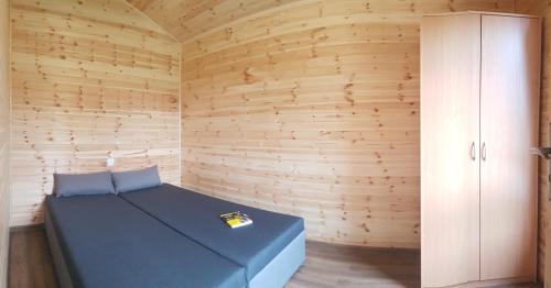 里沃Willa Aleksander的卧室配有一张蓝色的木墙床