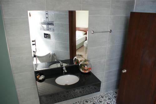 凯麦尔Kemer Hotel的一间带水槽和镜子的浴室