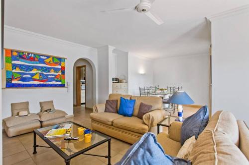 阿尔布费拉Villa White Sands - Private Oasis, Heated Pool, Beaches & Strip Nearby的客厅配有两张沙发和一张桌子