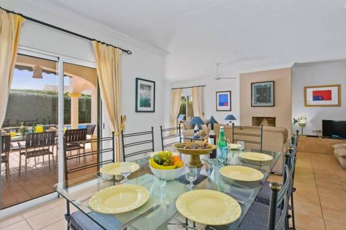 阿尔布费拉Villa White Sands - Private Oasis, Heated Pool, Beaches & Strip Nearby的用餐室和带玻璃桌的客厅