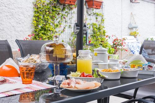 那不勒斯La Terrazza ai Miracoli的一张桌子,上面放着食物和饮料