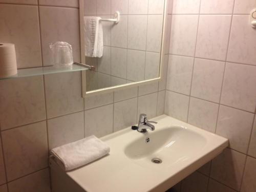 摩城斯弗艾特斯恩酒店的白色的浴室设有水槽和镜子