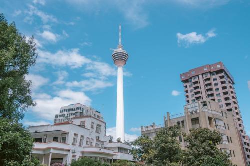 吉隆坡Indie Hotel Kuala Lumpur的享有柏林电视塔和建筑的景色