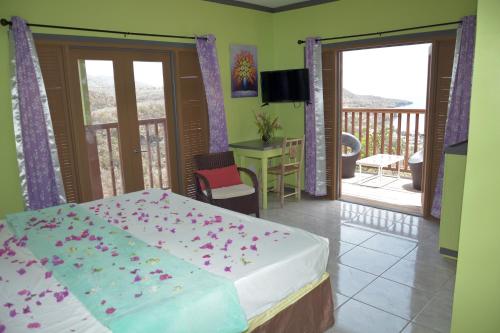 昂斯拉雷区Tropical Paradise View的一间卧室,床上放着鲜花