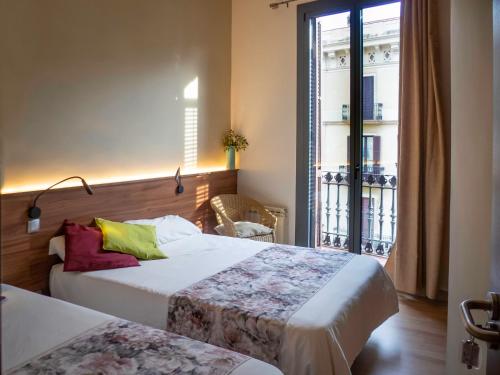 巴塞罗那堡垒膳食公寓的酒店客房设有两张床和窗户。