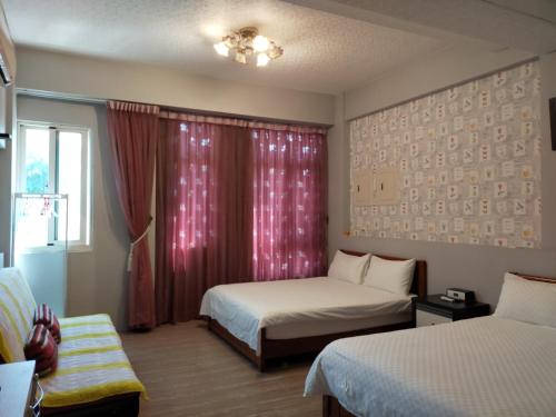 花莲市柚子之家和平民宿的酒店客房设有两张床和窗户。