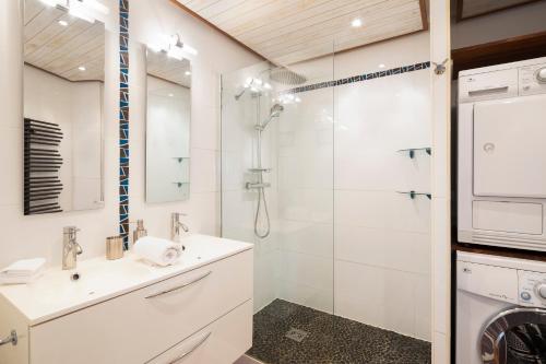 南特Le Singulier - 2 chambres et parking的带淋浴、盥洗盆和洗衣机的浴室