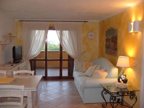 马里内拉Marinella, Sardegna的客厅配有白色的沙发和桌子