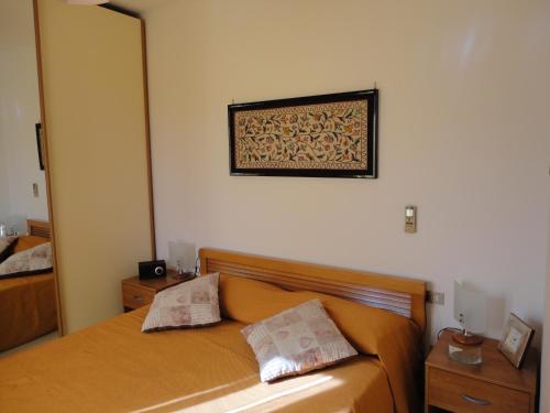 夸尔图-圣埃莱娜Fede & Francy的卧室配有一张床,墙上挂着一幅画