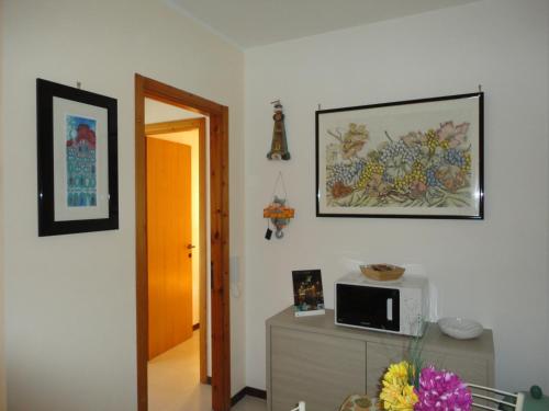 夸尔图-圣埃莱娜Fede & Francy的一间配有微波炉的客房,墙上挂着一张照片