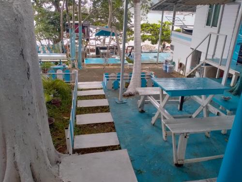 象岛秘密花园家庭度假屋的树旁的野餐桌和长凳