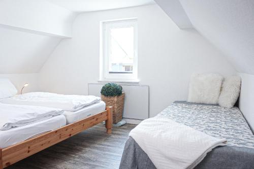 温特贝格Bergkrönchen Winterberg - Sauna - 8Beds - outdoor的一间卧室设有两张床和窗户。