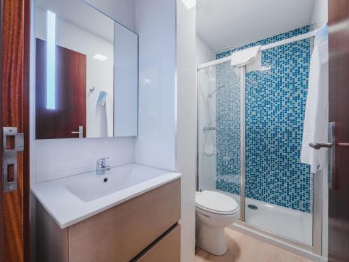 克鲁什港Nature Madeira Guest House的一间带水槽、卫生间和淋浴的浴室