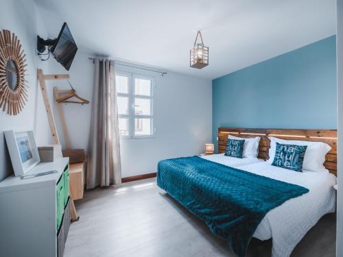 克鲁什港Nature Madeira Guest House的一间卧室配有一张床和一台电视
