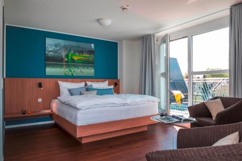 埃森Mintrops Concierge Hotel的一间卧室设有一张蓝色墙壁的大床