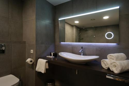 布拉格星期五酒店 的一间带水槽和镜子的浴室