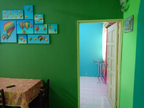 瓜埠阿迪亚纳公寓的绿色的客房设有桌子和门