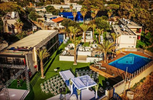 内坦亚El Yam的享有带游泳池和桌椅的房屋的空中景致