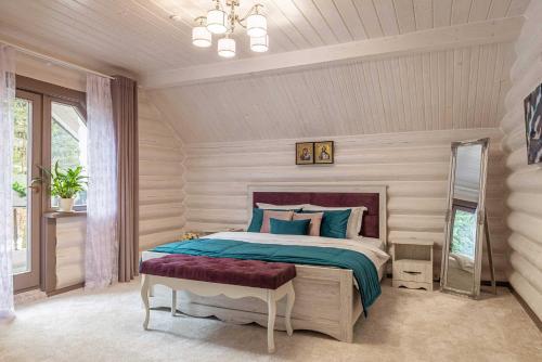 帕利亚尼西亚Шале "Ведмежий Двір"的一间卧室配有一张带蓝色枕头的大床