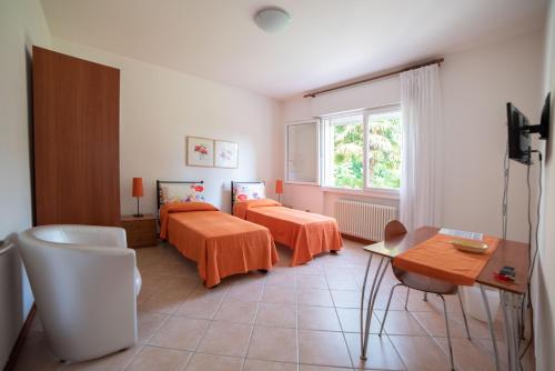 诺文塔BrentaGiardino的客房设有两张床和窗户。