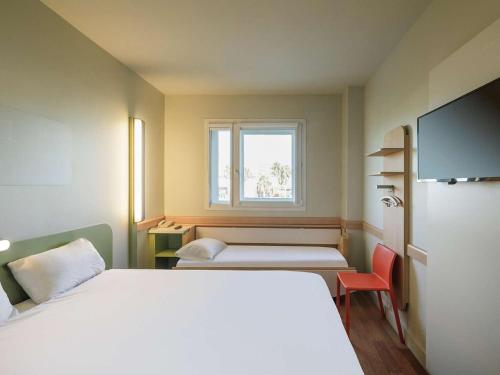 马拉加马拉加机场贝拉斯克斯大道宜必思快捷酒店的小房间设有床和窗户