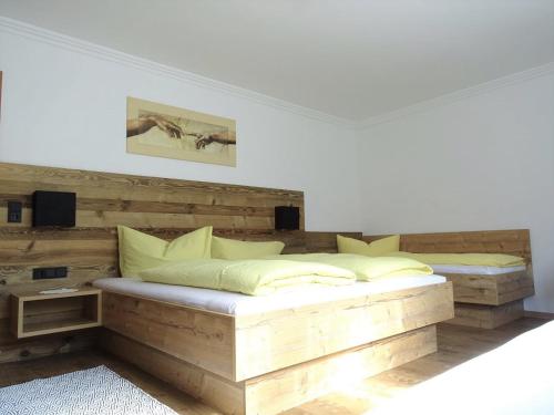希帕赫蒂罗尔公寓的卧室内一张由托盘制成的床