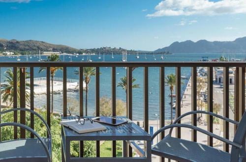 波连萨港埃洛酒店的海滩景阳台配有桌椅