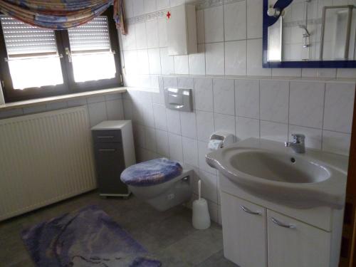 SchernfeldFerienwohnung Brigitte的一间带水槽和卫生间的浴室