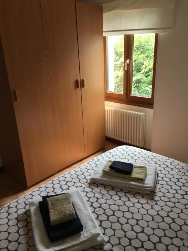 索里科Baita Dal Vikingo的一间卧室配有一张床,上面有两条毛巾