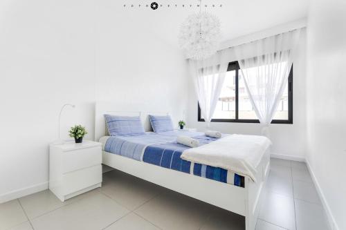 皮拉尔－德拉奥拉达达Apartamento en la planta baja "Playa Elisa"的白色的卧室设有床和窗户